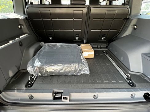 Used 2025 INEOS Grenadier Fieldmaster Edition image 33