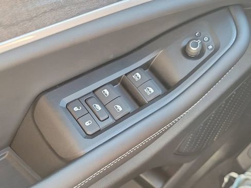 New 2025 Jeep Grand Cherokee Limited w/ Black Appearance Package image 15