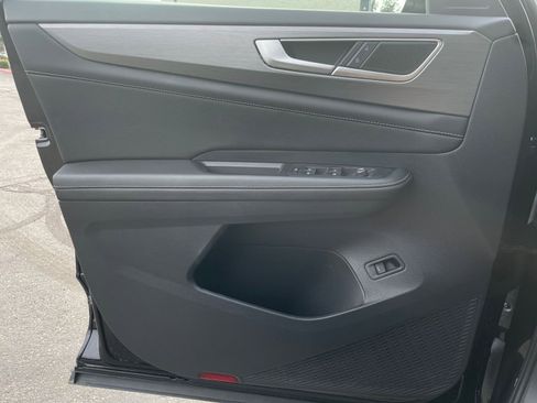 Used 2025 Volkswagen Atlas Cross Sport SE image 18