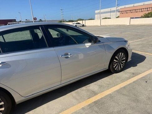 Used 2024 Nissan Altima 2.5 SV FWD image 4
