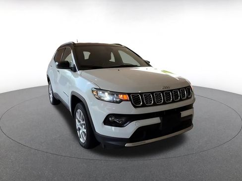 Used 2025 Jeep Compass Limited AWD/4WD image 3