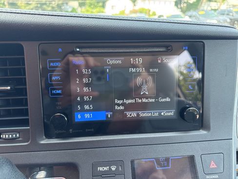 Used 2016 Toyota Sienna XLE FWD image 25