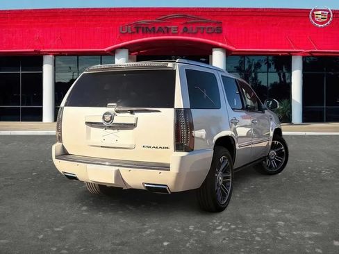 Used 2013 Cadillac Escalade Premium RWD image 3