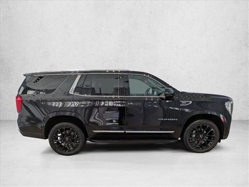 Used 2022 GMC Yukon SLT w/ SLT Premium Package image 4