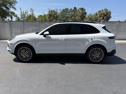 Certified 2022 Porsche Cayenne Platinum Edition AWD/4WD image 2