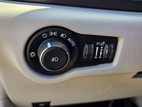 Used 2017 Chrysler Pacifica Touring-L Plus w/ Advanced Safetytec Group FWD image 31