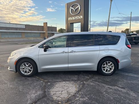 Used 2024 Chrysler Pacifica Touring-L image 2