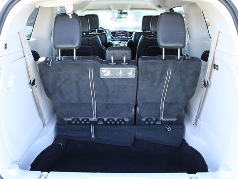 Used 2021 Chrysler Pacifica Touring-L FWD image 9