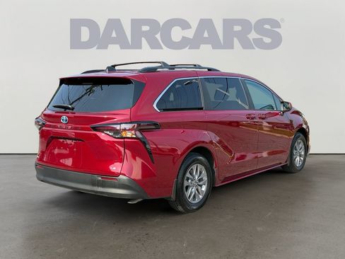 Used 2025 Toyota Sienna LE FWD image 7