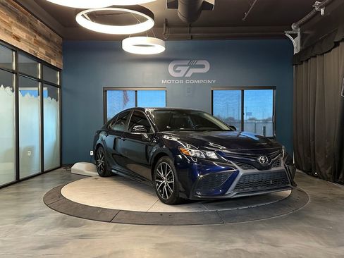 Used 2022 Toyota Camry SE image 1