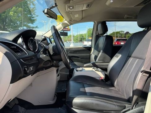 Certified 2016 Chrysler Town & Country Touring FWD image 7