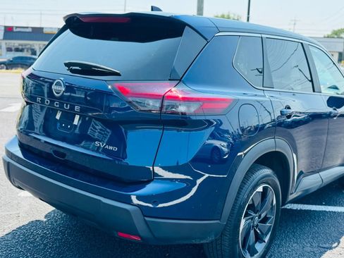 Used 2024 Nissan Rogue SV AWD/4WD image 3