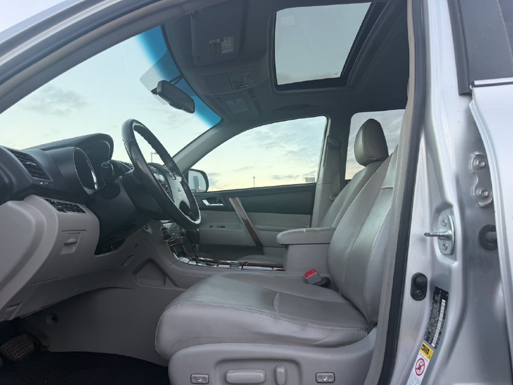 Used 2012 Toyota Highlander Limited w/ Tow Pkg AWD/4WD image 5