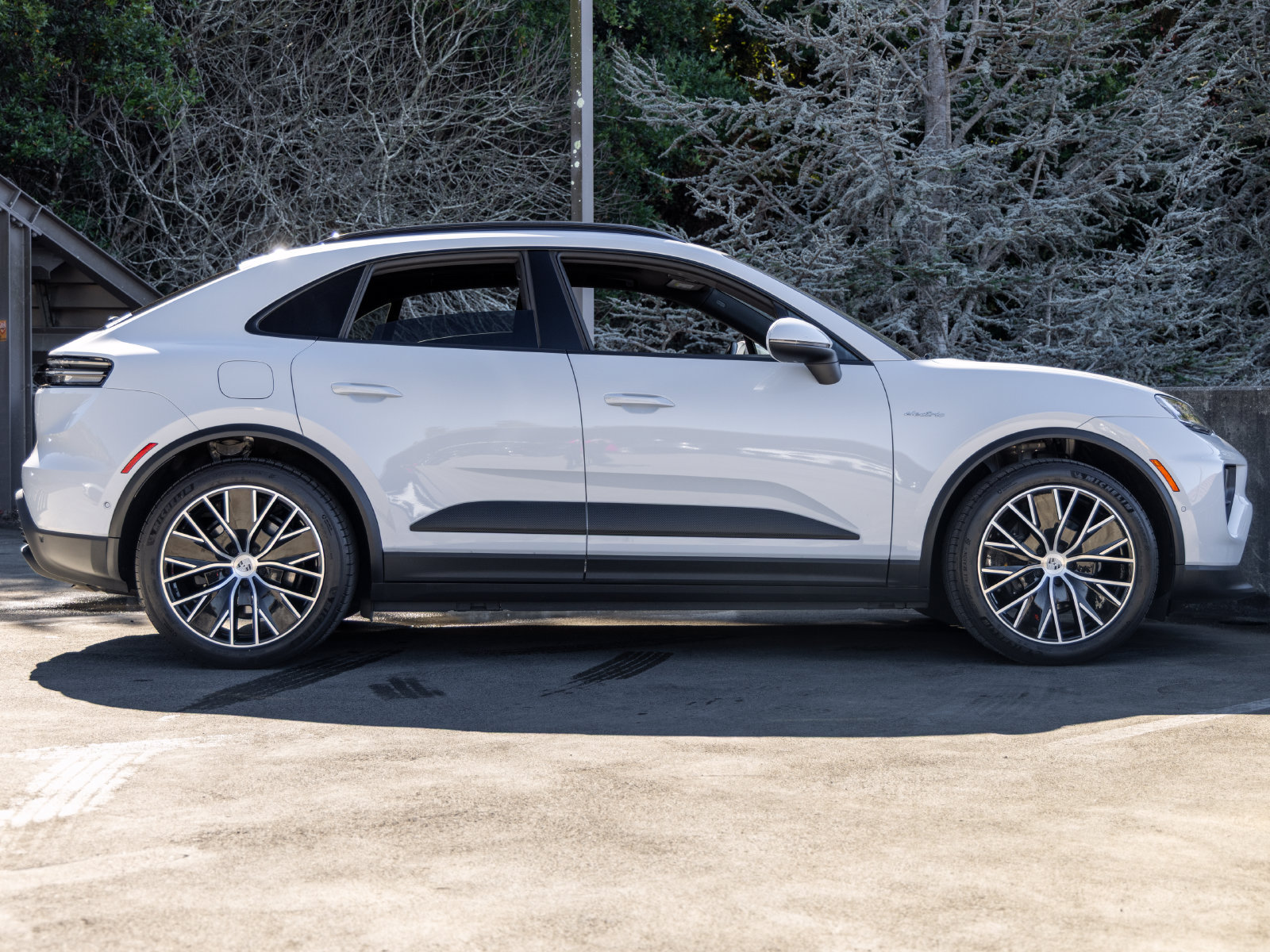 Certified 2025 Porsche Macan Electric RWD image 12