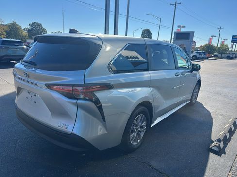 Used 2021 Toyota Sienna XLE image 4
