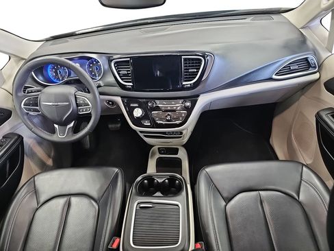 Used 2023 Chrysler Pacifica Touring-L FWD image 9