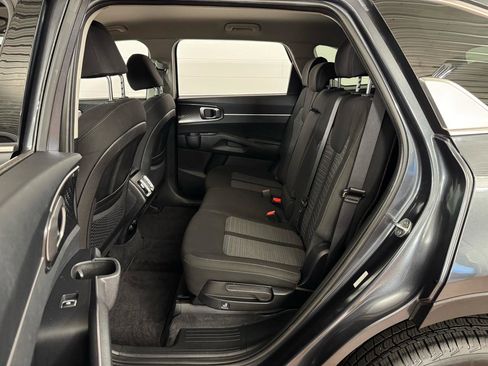 Used 2022 Kia Sorento LX image 25