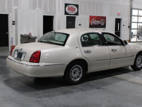 Used 1999 Lincoln Town Car Cartier RWD image 16