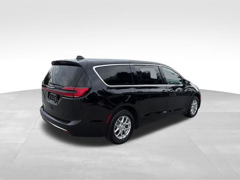Used 2025 Chrysler Pacifica Select FWD image 6