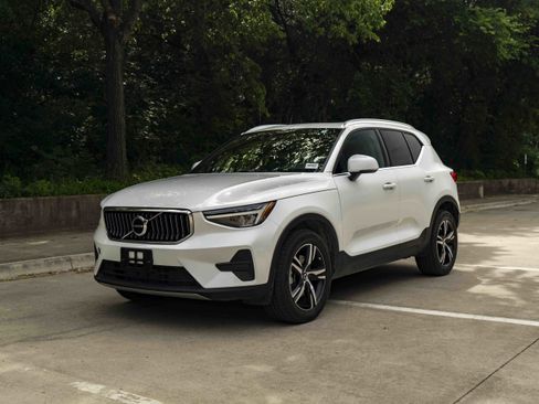 Used 2025 Volvo XC40 B5 Core AWD/4WD image 5