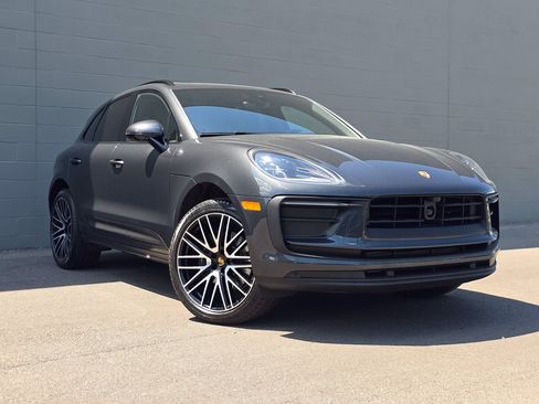 Certified 2026 Porsche Macan AWD/4WD image 7