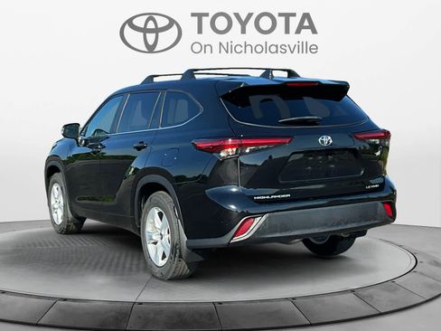 Used 2023 Toyota Highlander LE AWD/4WD image 4