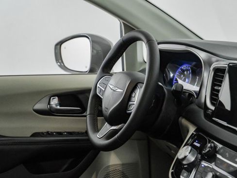 Used 2022 Chrysler Pacifica Touring-L image 11