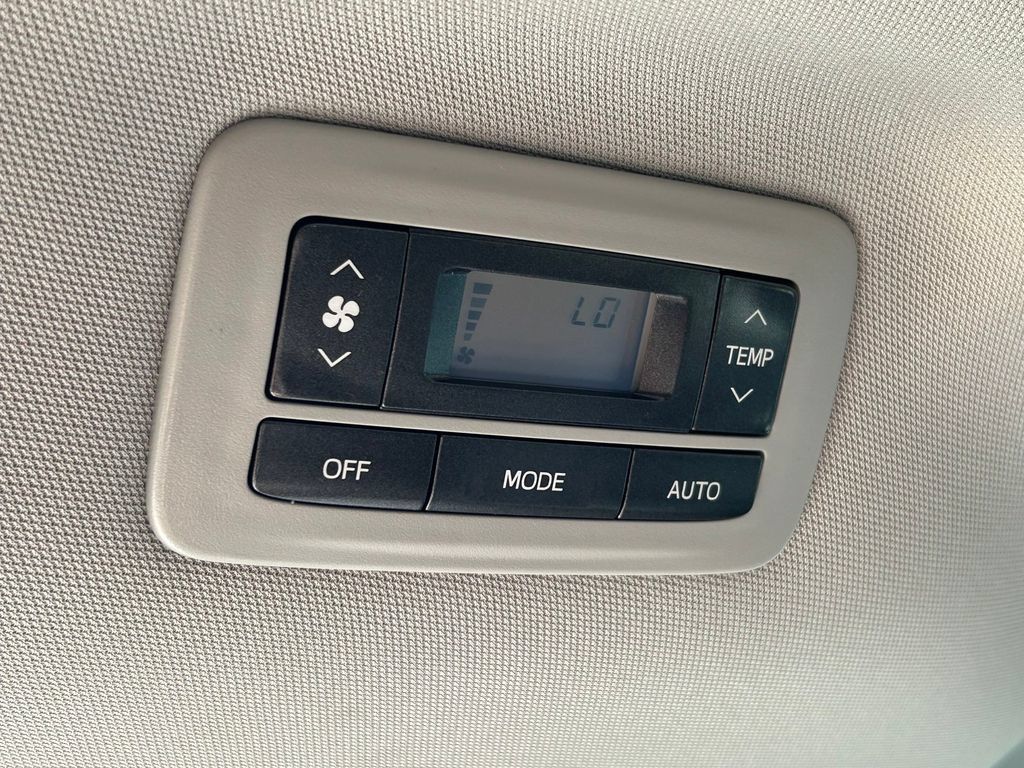 Used 2019 Toyota Sienna LE w/ LE Preferred Package FWD image 21