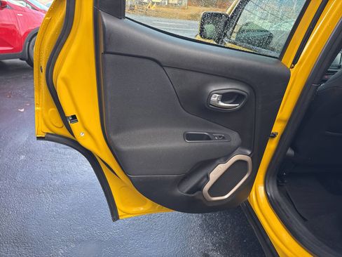 Used 2017 Jeep Renegade Latitude image 17