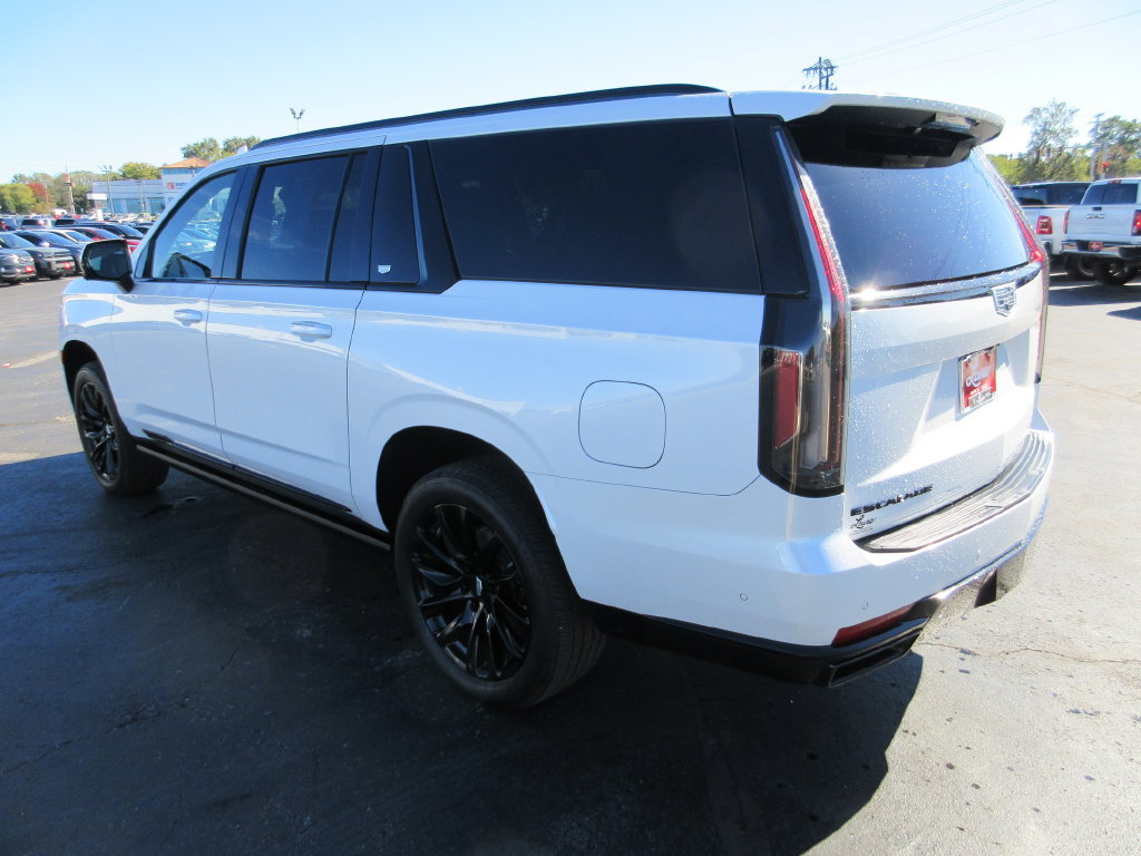 Used 2023 Cadillac Escalade ESV Sport w/ LPO, ONYX Package AWD/4WD image 9