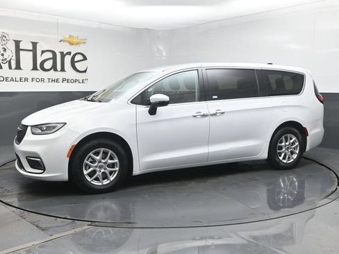 Used 2023 Chrysler Pacifica Touring-L FWD image 31