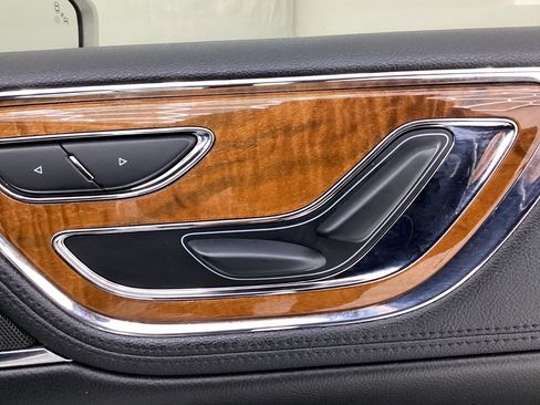 Used 2017 Lincoln Continental Select image 36