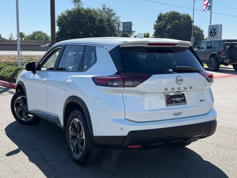 Used 2024 Nissan Rogue SV FWD image 9