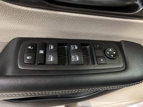 Used 2024 Chrysler Pacifica Limited FWD image 48