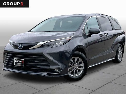 Used 2025 Toyota Sienna XLE image 1