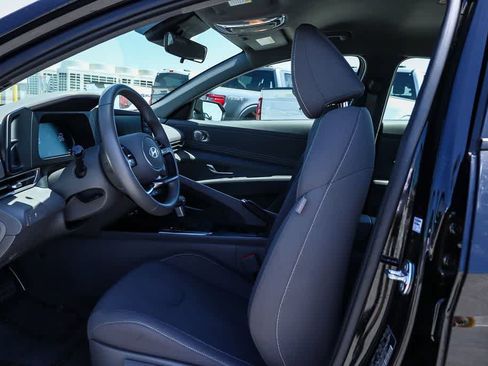 Used 2025 Hyundai Elantra Sport FWD image 17