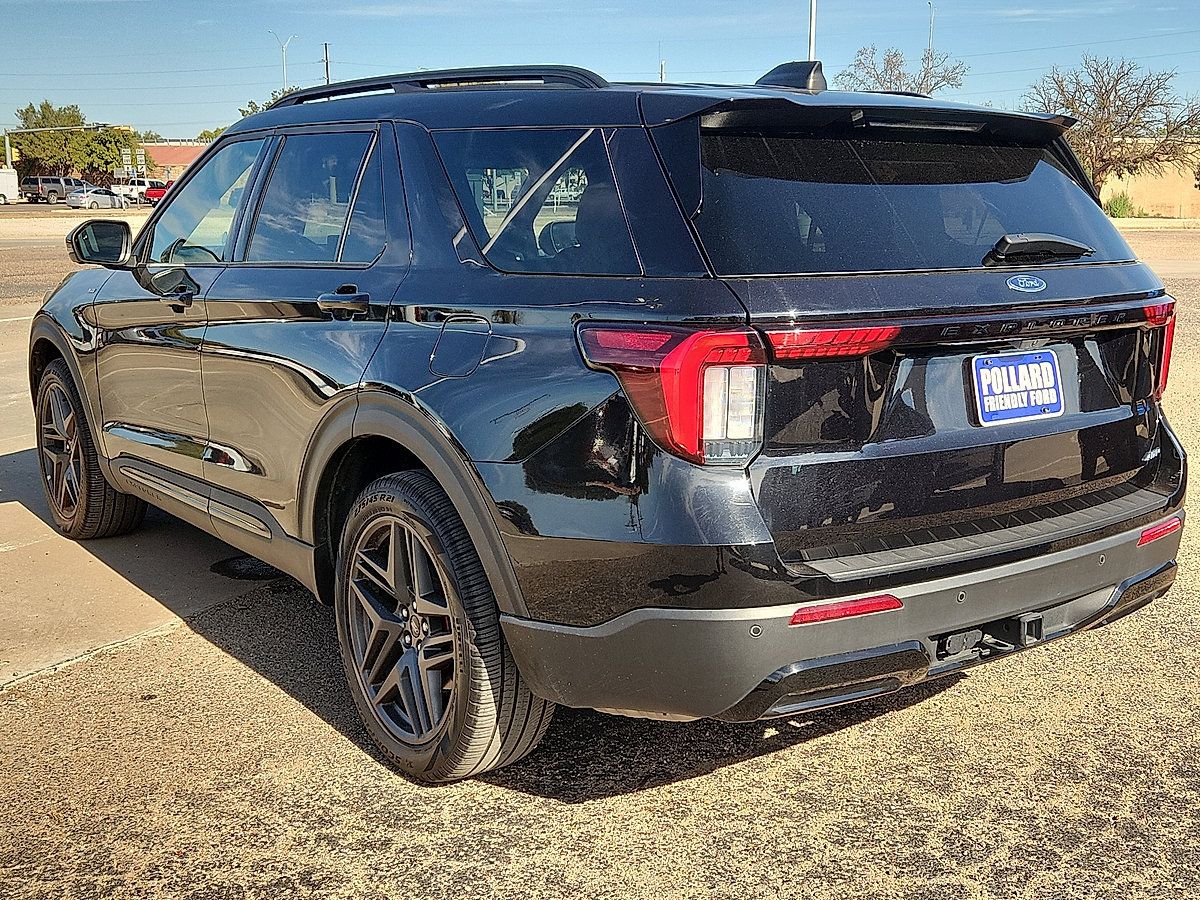 Used 2025 Ford Explorer ST-Line w/ ST-Line Street Pack AWD/4WD image 3