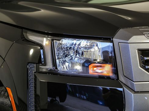 Used 2025 Nissan Frontier SV image 2