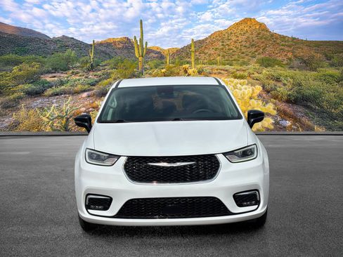 Used 2024 Chrysler Pacifica Touring-L FWD image 9