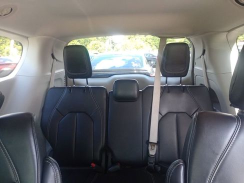 Used 2023 Chrysler Pacifica Touring-L image 11