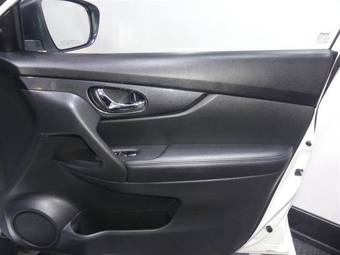 Used 2019 Nissan Rogue SV image 19