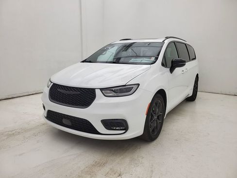 Used 2024 Chrysler Pacifica Touring-L w/ S Appearance Package image 23