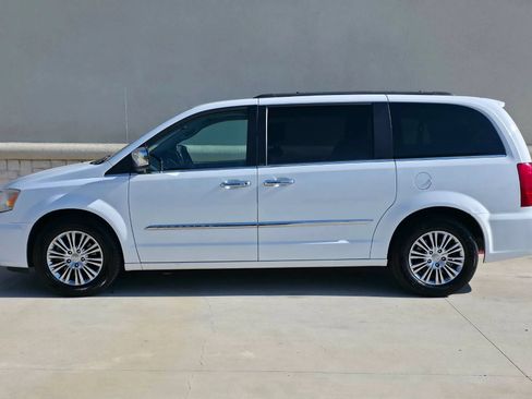 Used 2014 Chrysler Town & Country Touring-L w/ Driver Convenience Group FWD image 5