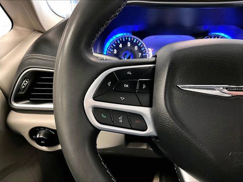Used 2023 Chrysler Pacifica Limited FWD image 17
