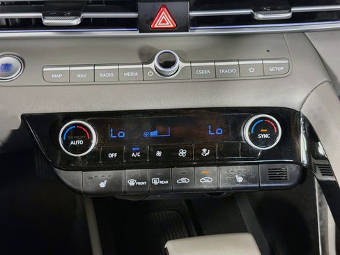 Used 2025 Hyundai Elantra SEL FWD image 24