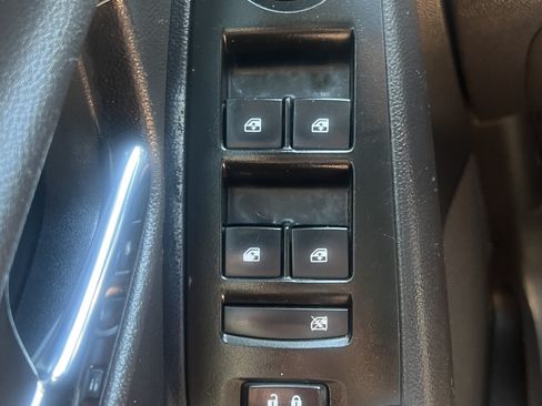 Used 2018 Chevrolet Trax LT w/ LT Convenience Package AWD/4WD image 19