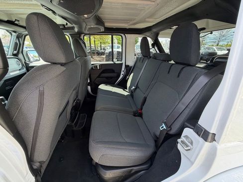Used 2025 Jeep Wrangler Unlimited Sahara image 17