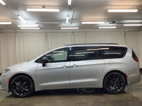 New 2026 Chrysler Pacifica Select w/ S Appearance Package FWD image 9