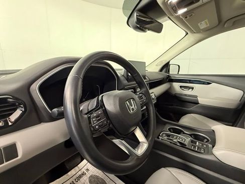 Used 2025 Honda Pilot Touring image 4