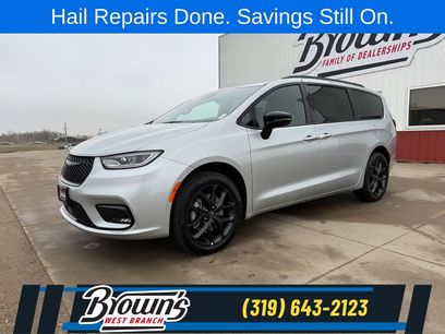 New 2026 Chrysler Pacifica Select w/ S Appearance Package
